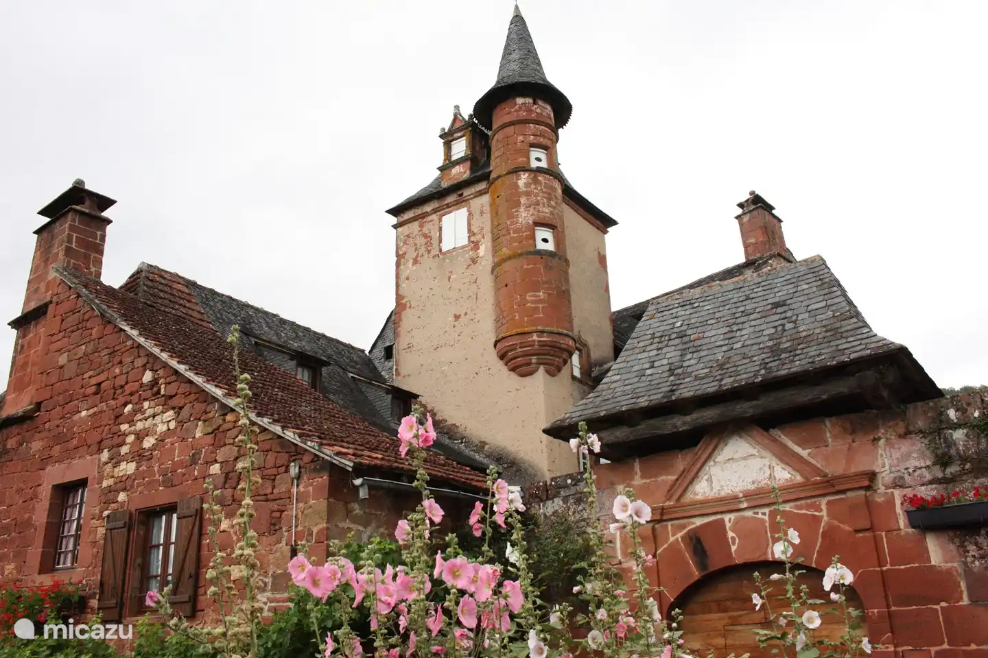 Dorf aus rotem Stein gebaut. schön anzusehen