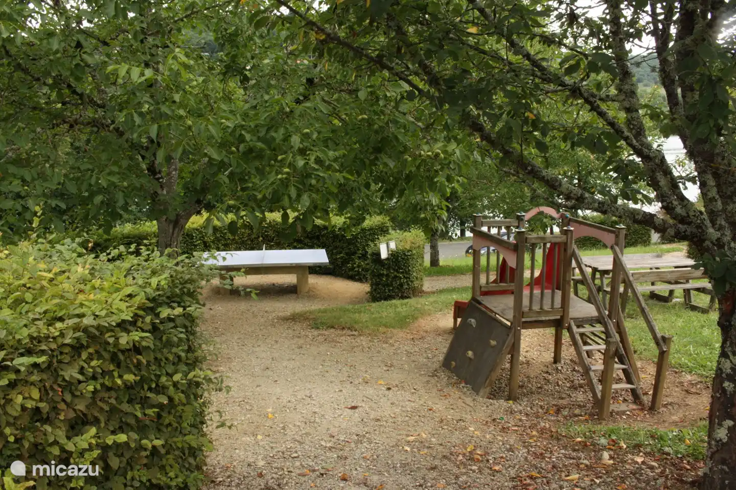 Tischtennistisch und Kinderklettergerüst im Park