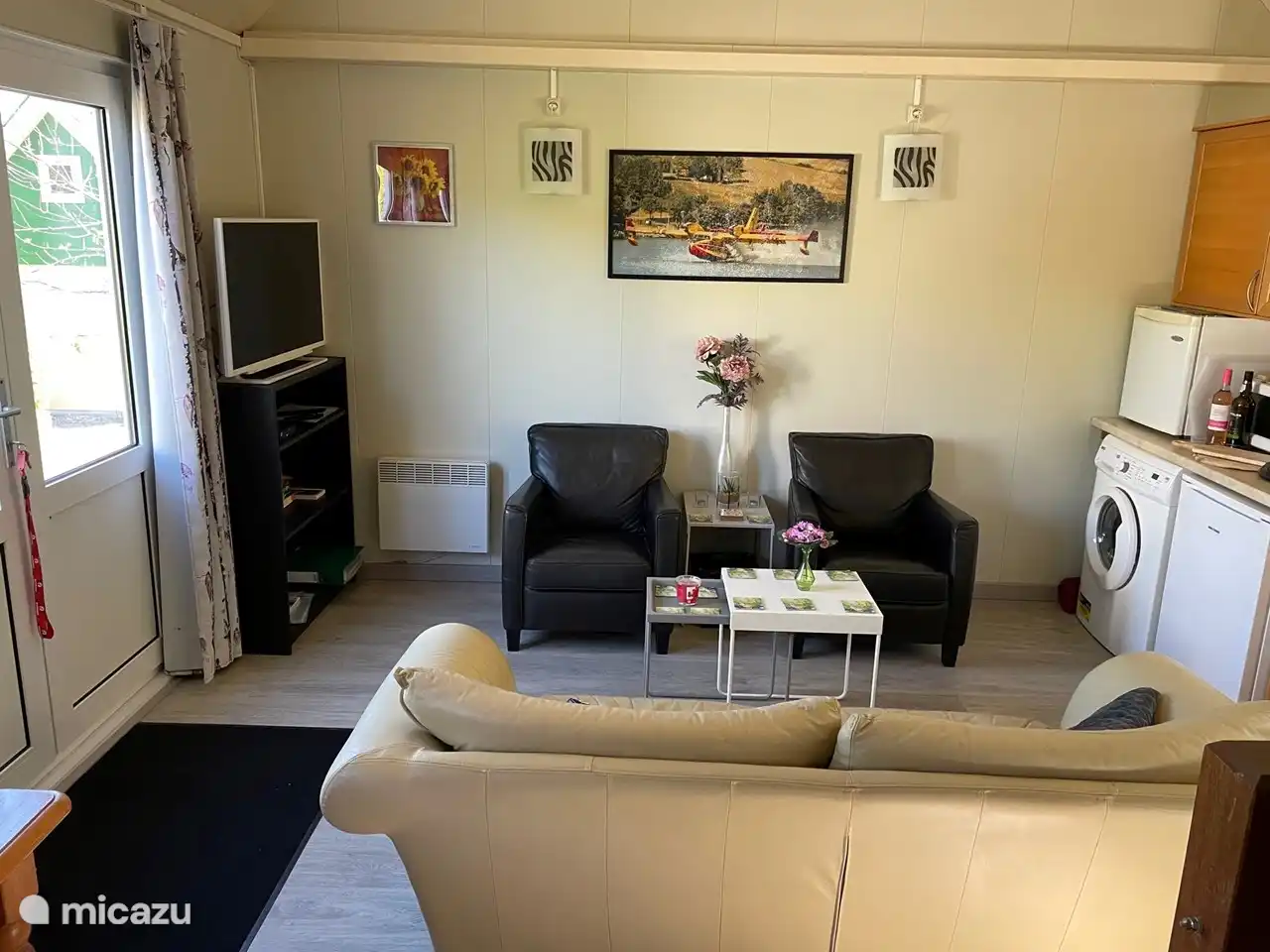 Die andere Seite des Wohnzimmers mit niederländischem Fernsehen.