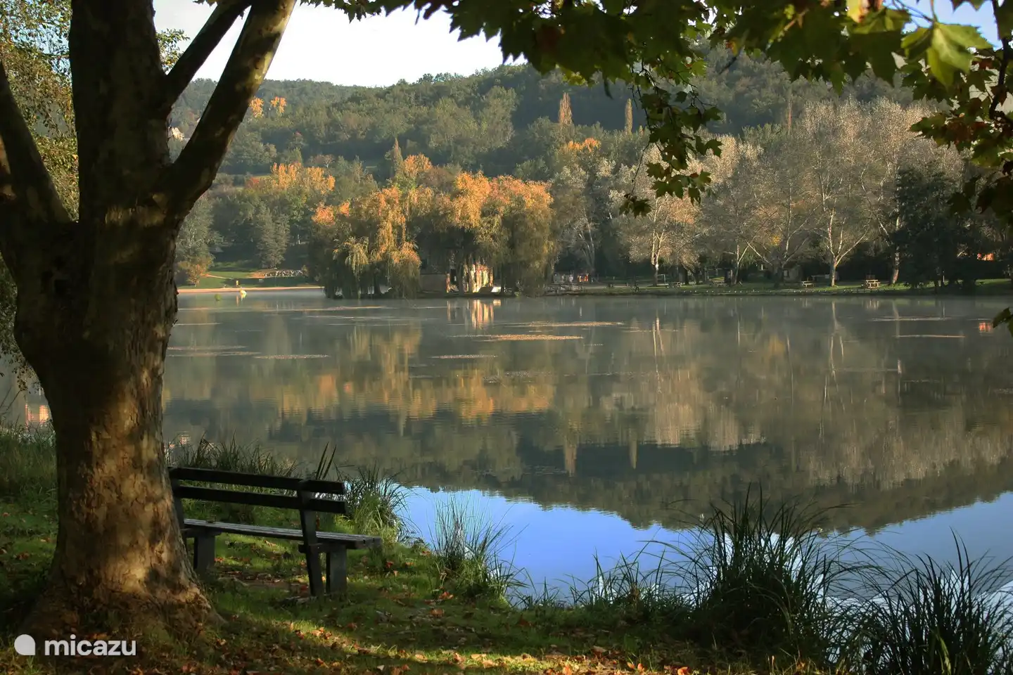 der See am frühen Morgen im Herbst