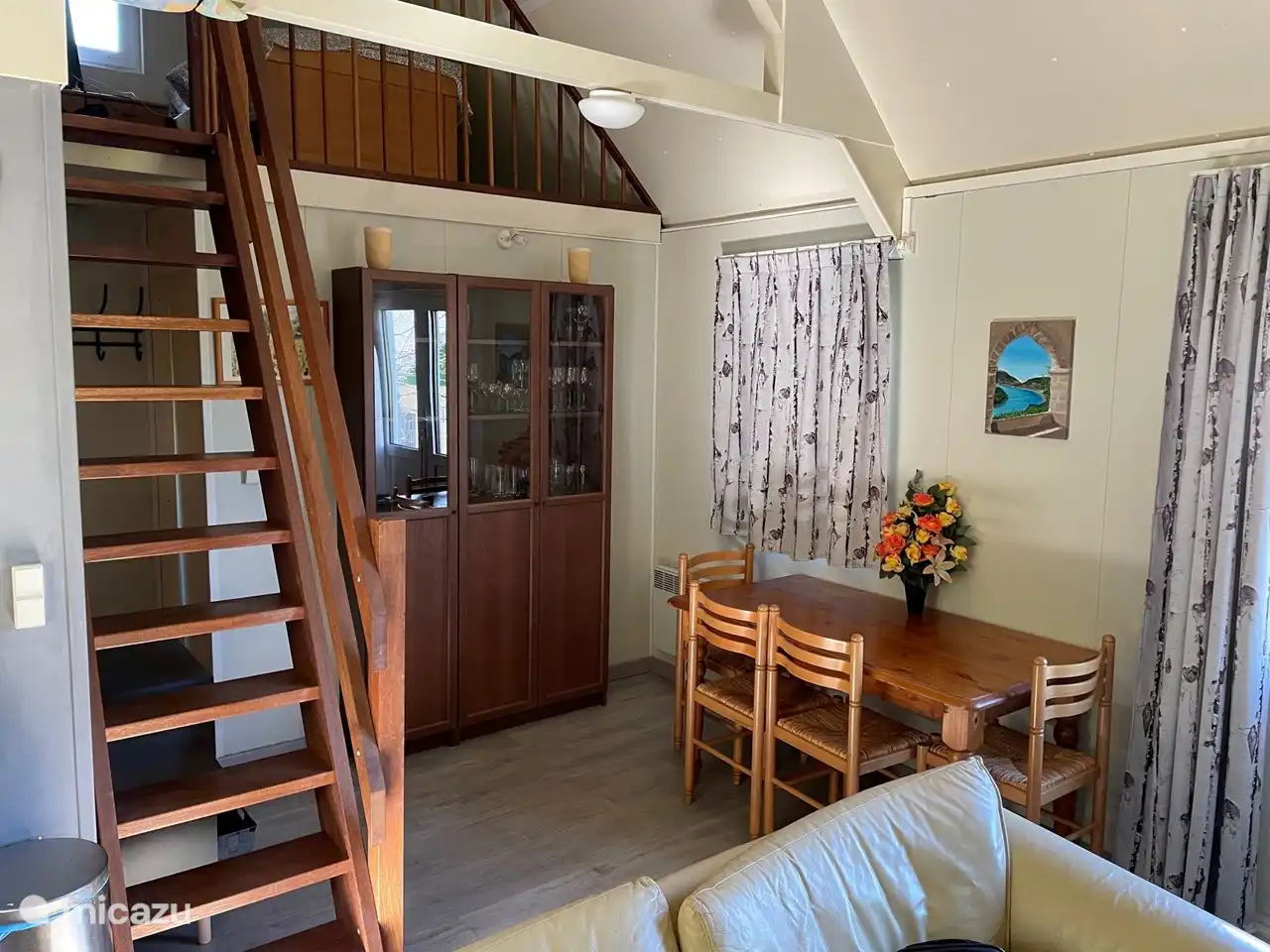 Der Esstisch und das Sideboard in der anderen Ecke des Wohnzimmers.