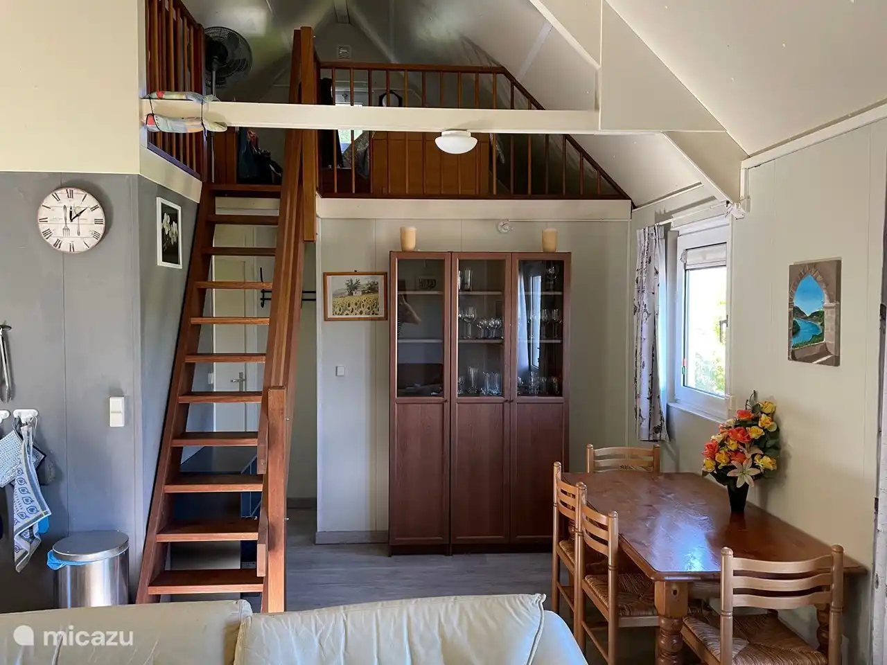 Aus einem etwas anderen Blickwinkel der Esstisch und das Sideboard in der anderen Ecke des Wohnzimmers.