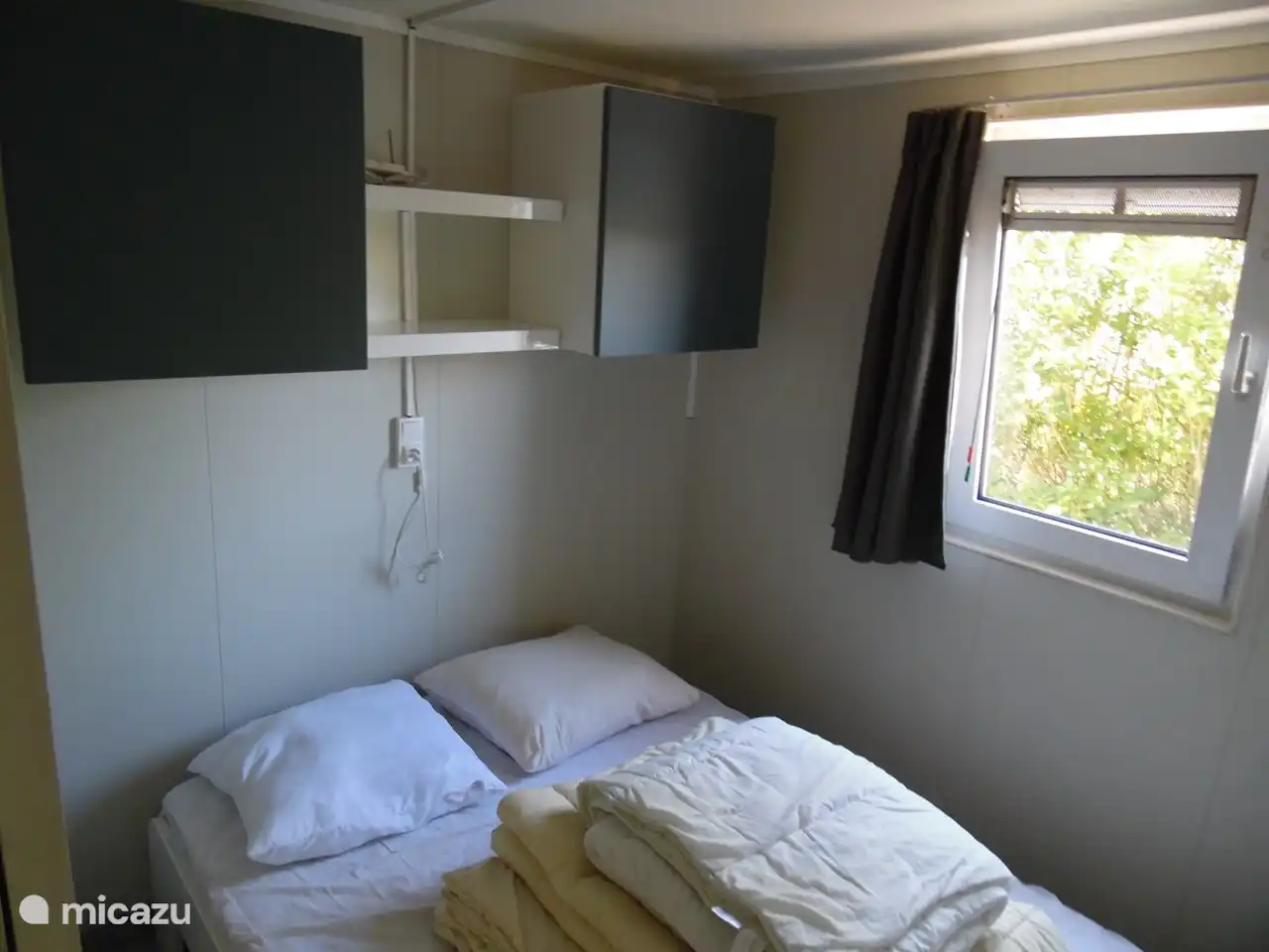 Schlafzimmer 1: Dies hat ein Doppelbett (mit Kissen und einer Bettdecke)