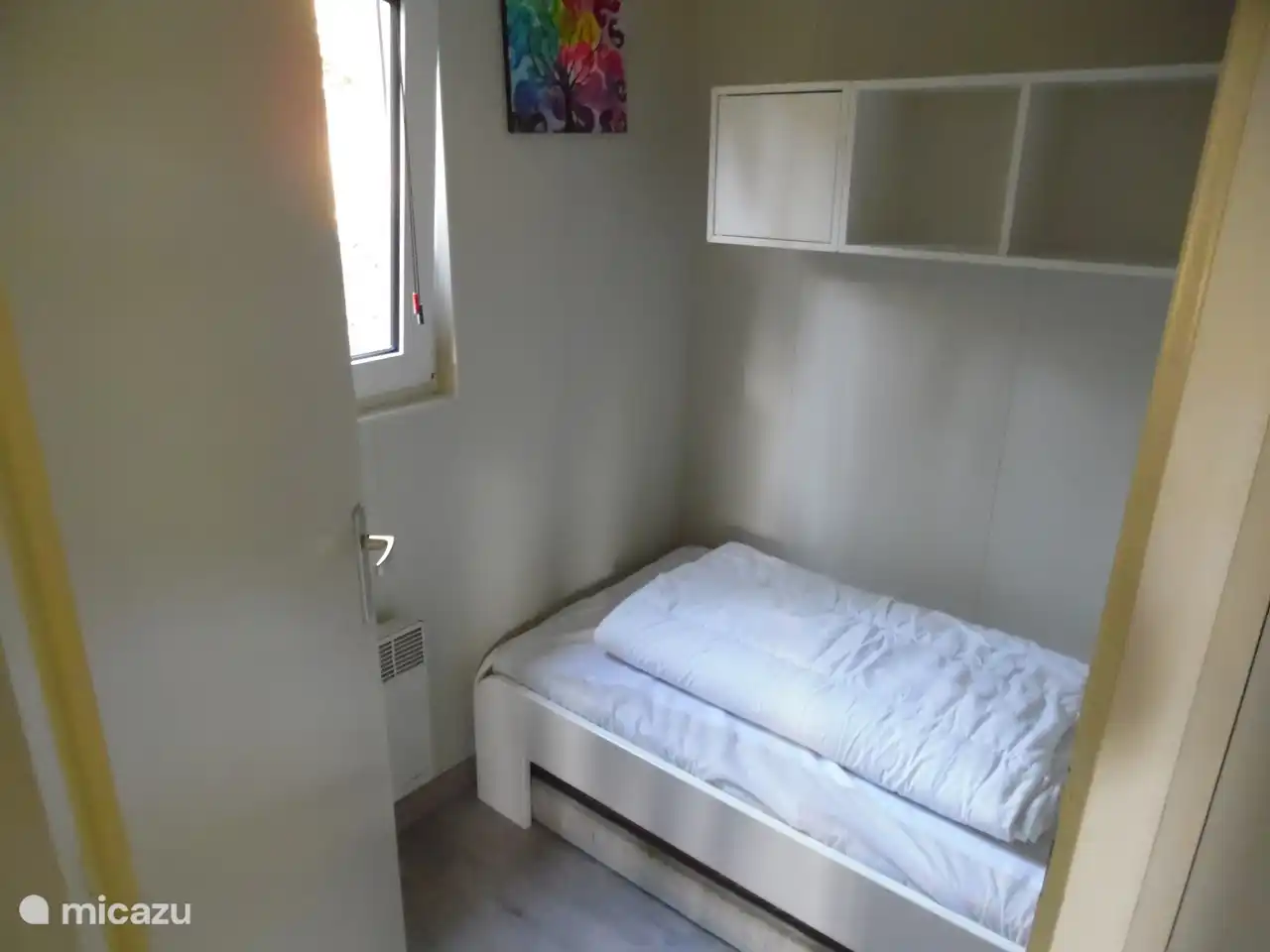 Schlafzimmer 2: Dieses ist mit 1 Einzelbett (inkl. Kopfkissen und Bettdecke) ausgestattet. Darüber hinaus gibt es auch viele Aufbewahrungsmöglichkeiten durch einen hängenden Hängeschrank.