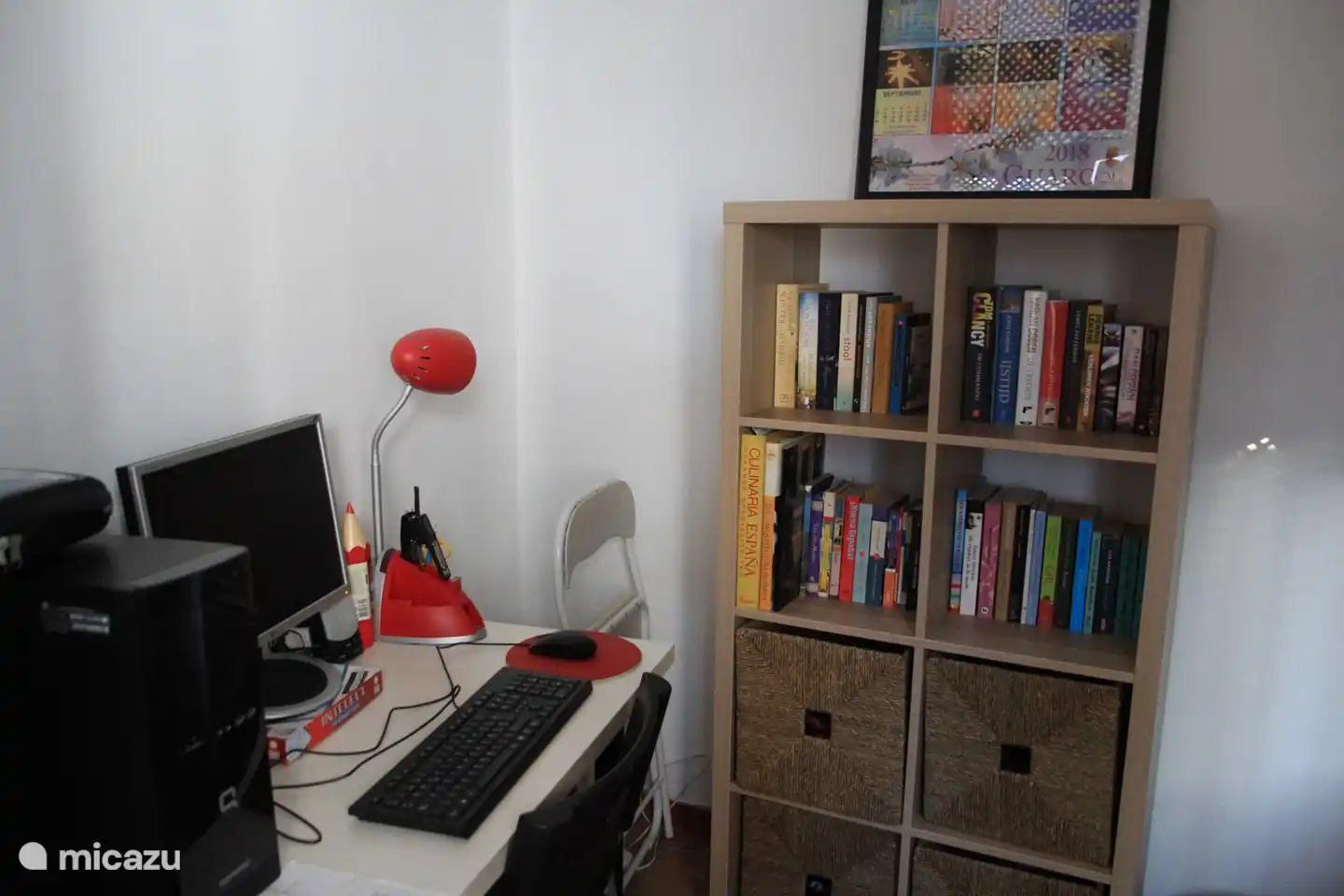 Sala de estudio con computadora, libros y juegos. También hay una lavadora aquí.