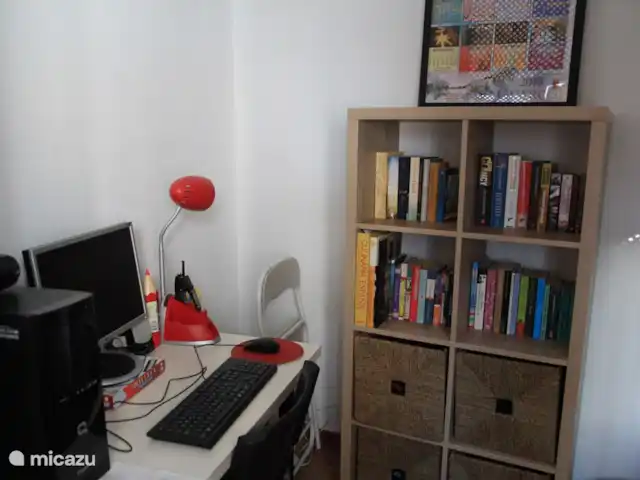 Location de Vacances Espagne, Andalousie, Guaro, maison de vacances - Casa Sonrisa Salle d'étude avec ordinateur, livres et jeux. Il y a aussi une machine à laver ici.
