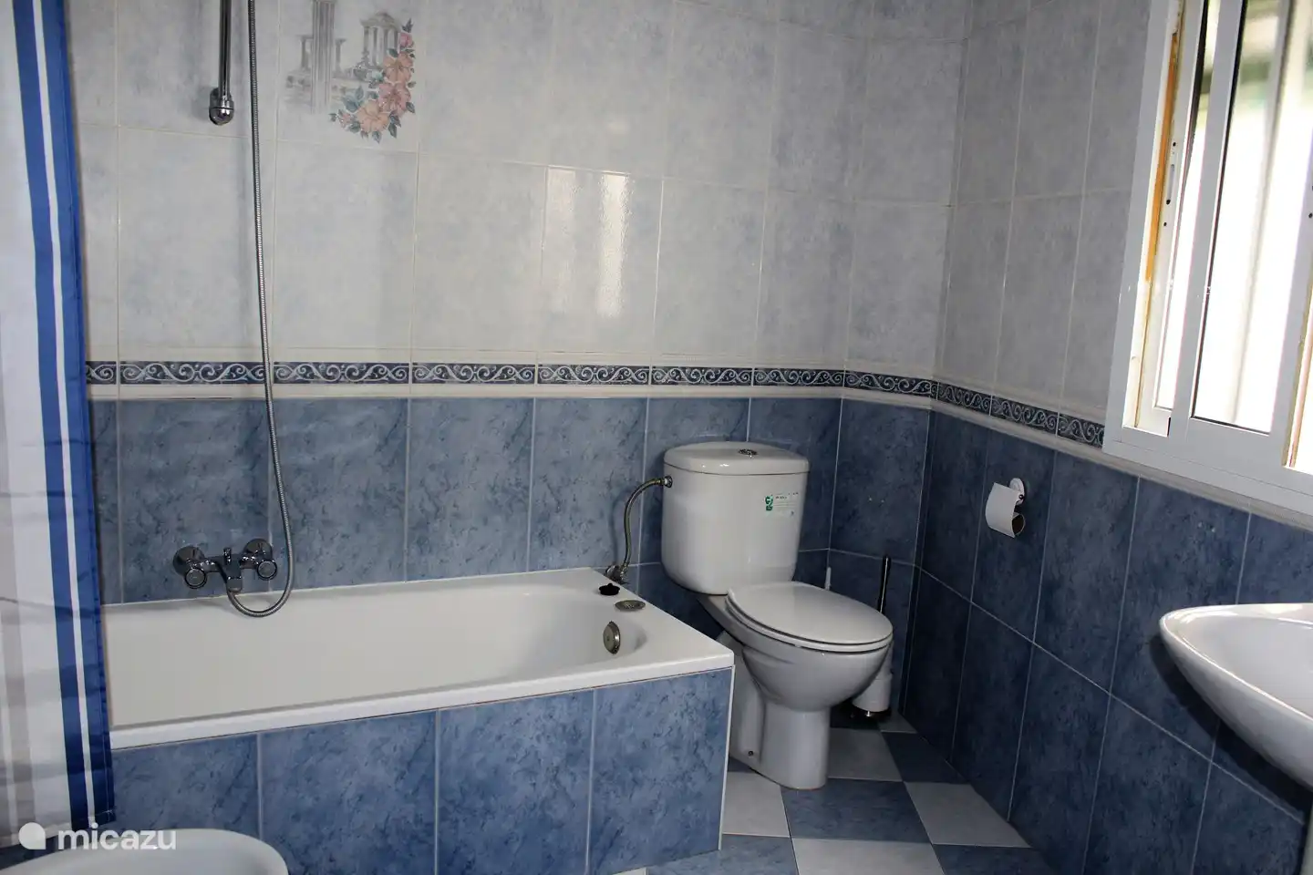 Amplio baño con ducha y bañera.