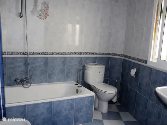 Location de Vacances Espagne, Andalousie, Guaro, maison de vacances - Casa Sonrisa Salle de bain spacieuse avec douche et baignoire