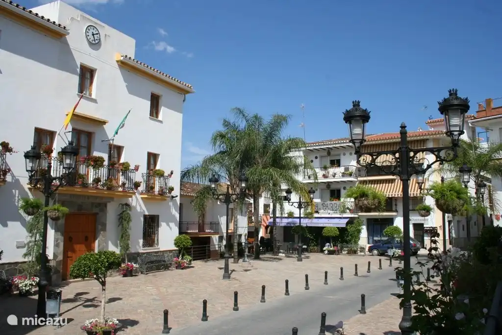 La atractiva plaza del pueblo