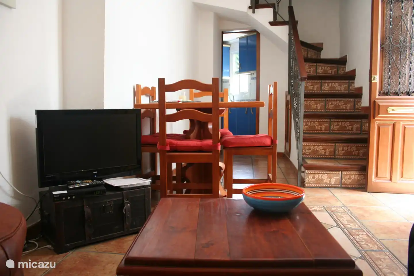 El comedor en la sala de estar y la cocina detrás de él.