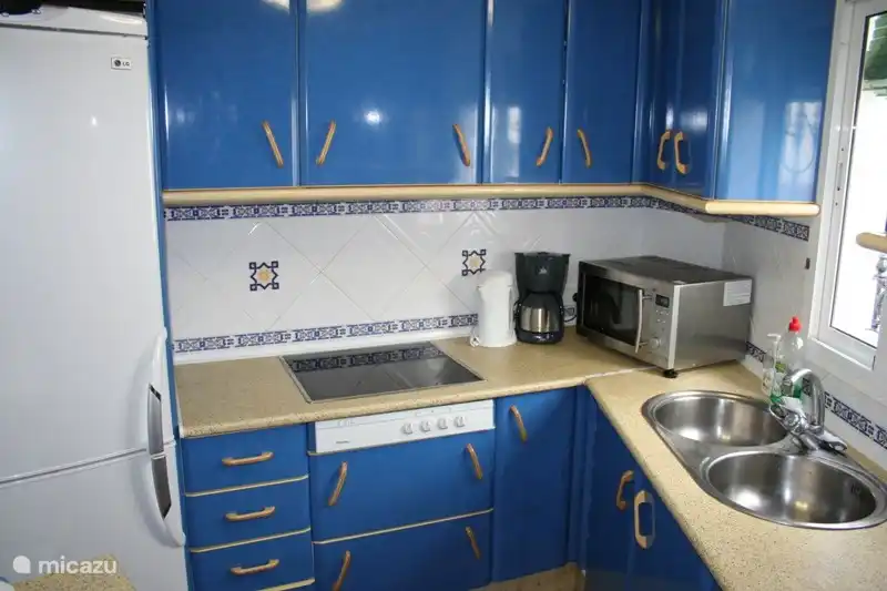 La cocina con, entre otras cosas, un horno combi, cuatro vitrocerámicas y un frigorífico muy grande (a la izquierda de la foto)