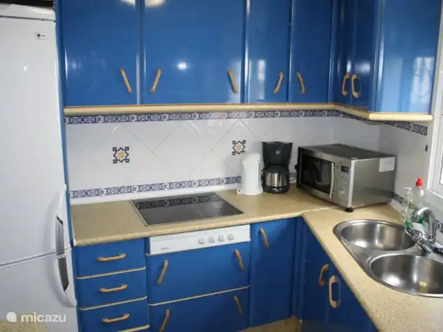 Location de Vacances Espagne, Andalousie, Guaro, maison de vacances - Casa Sonrisa La cuisine avec, entre autres, un four mixte, quatre plaques vitrocéramiques et un réfrigérateur très spacieux (à gauche en dehors de la photo)