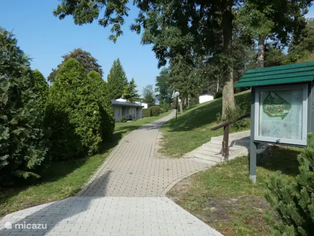 Location de Vacances Allemagne, Sauerland, Husen - Lichtenau, maison mitoyenne - EuropeFeriendorf C7 entrée parc chemin d'accès chalet