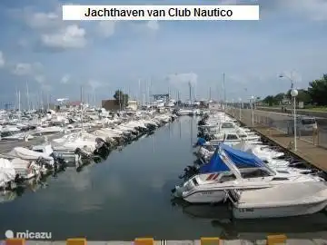 San Carlos hat einen großen Yachthafen und es gibt viele Wassersportmöglichkeiten wie Julie in der Regatta.