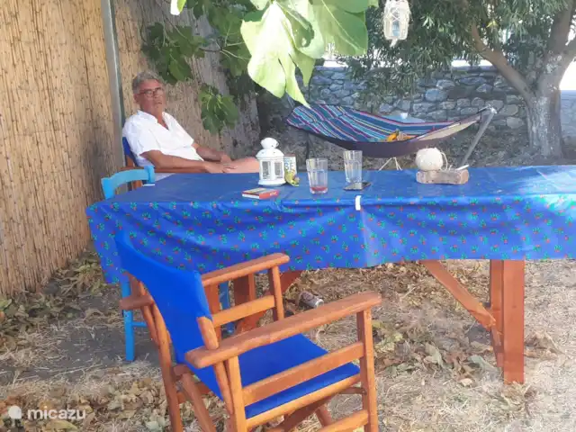 Paradisi Edo en Grecia, Peloponeso, Germa - casa vacacional Disfrute y de vez en cuando duerma la siesta en la alfombra de mano debajo del olivo.