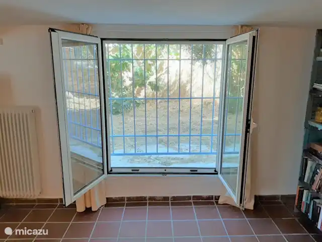Paradisi Edo en Grecia, Peloponeso, Germa - casa vacacional La ventana da al jardín. La puerta está asegurada, pero se puede abrir, para que pueda entrar directamente al jardín cuando se despierte.