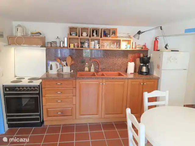 Paradisi Edo en Grecia, Peloponeso, Germa - casa vacacional la cocina con todas las comodidades y nevera