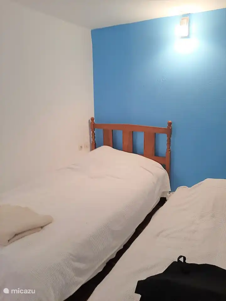 Side room with 1 single bed and 2 separate mattresses
