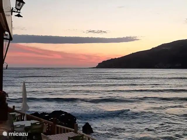 Paradisi Edo en Grecia, Peloponeso, Germa - casa vacacional Cene justo en el agua con la puesta de sol y el sonido del mar. Delicioso.