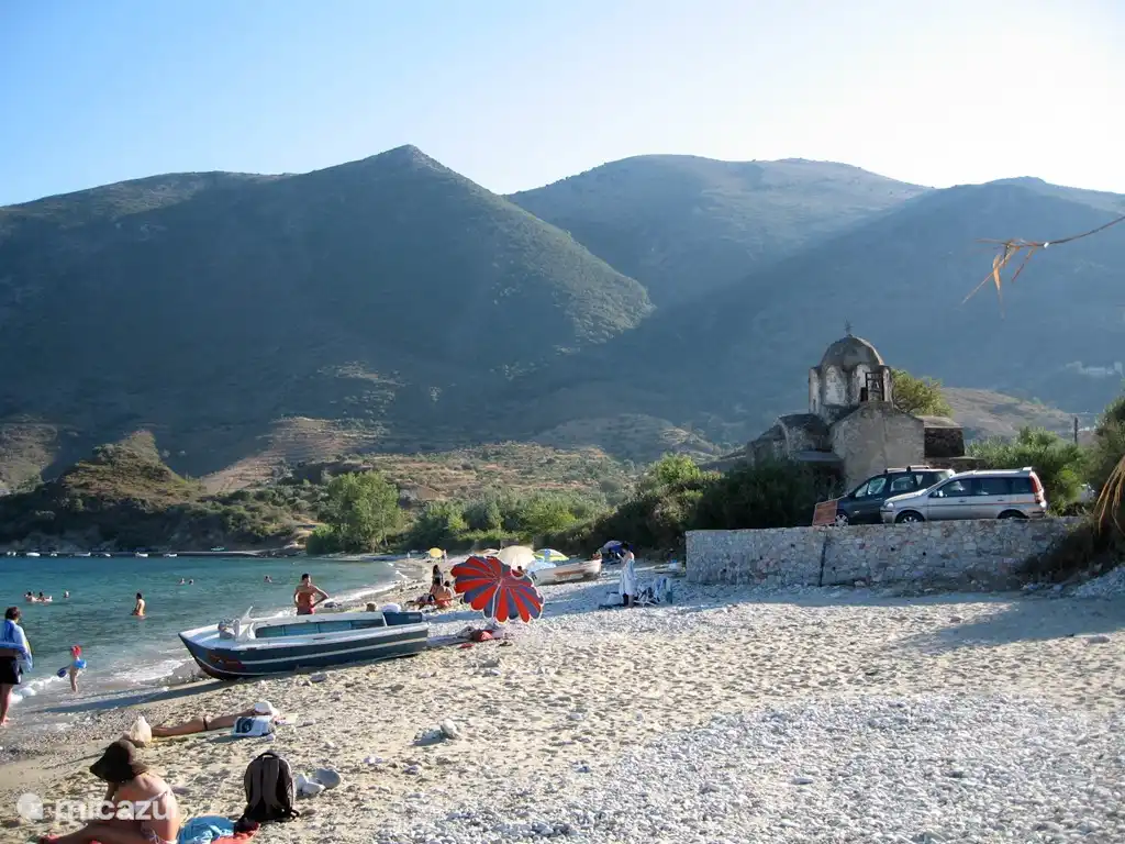Mani is a peninsula in the Peloponnese and is famous among the Greeks for its authenticity. Our object has the telling name 'Paradisi Edo' and is located 10 minutes by car from the sea, which you will find everywhere around. Here you can see Skoutari beach. With 2 tavernas right on the sea.