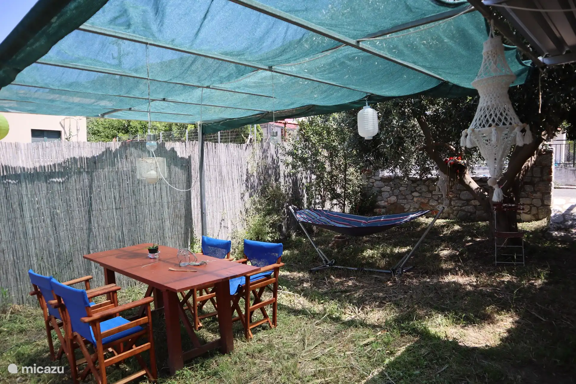 From the apartment you can step straight into the garden. Garden with dining table, a sitting area with a view of the beautiful valley and plenty of shade