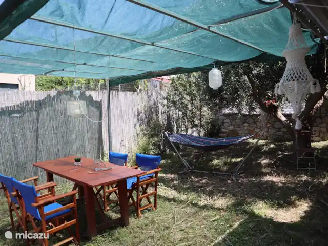Paradisi Edo en Grecia, Peloponeso, Germa - casa vacacional Desde el apartamento se puede acceder directamente al jardín. Jardín con mesa de comedor, una sala de estar con vistas al hermoso valle y mucha sombra