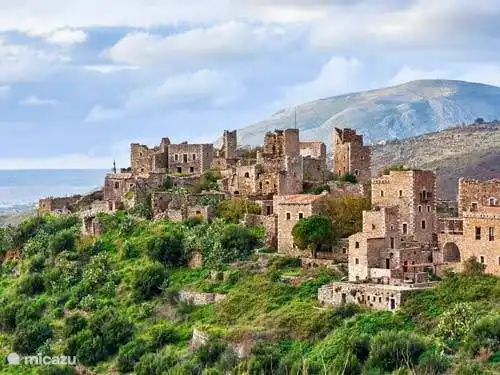 Mani is an unspoiled region, improbable landscapes. In the picture you see Vathia, one of the many villages in Mani tower.