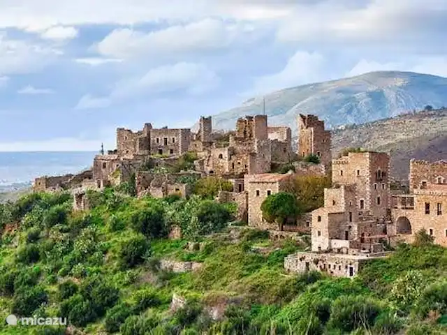 Paradisi Edo en Grecia, Peloponeso, Germa - casa vacacional Mani sigue siendo una región virgen, con paisajes increíbles. La foto muestra a Vathia, uno de los muchos pueblos torre de Mani.