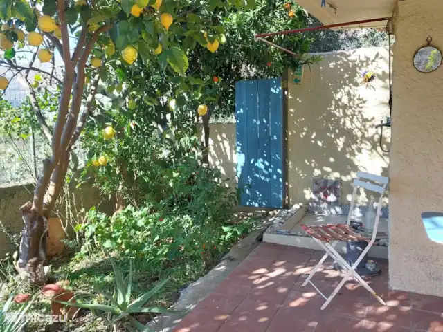 Paradisi Edo en Grecia, Peloponeso, Germa - casa vacacional Patio trasero con árboles frutales y una ducha al aire libre