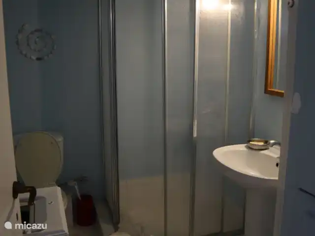 Paradisi Edo en Grecia, Peloponeso, Germa - casa vacacional Cuarto de baño con ducha y WC y lavadora.