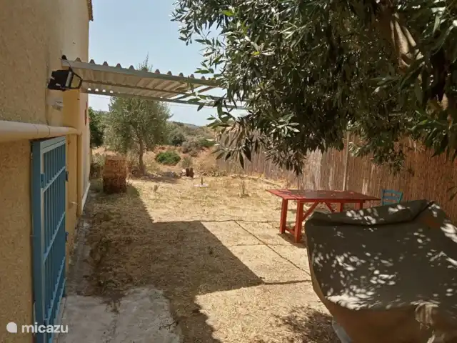 Paradisi Edo en Grecia, Peloponeso, Germa - casa vacacional el jardín lateral. cerrado y seguro para los más pequeños.