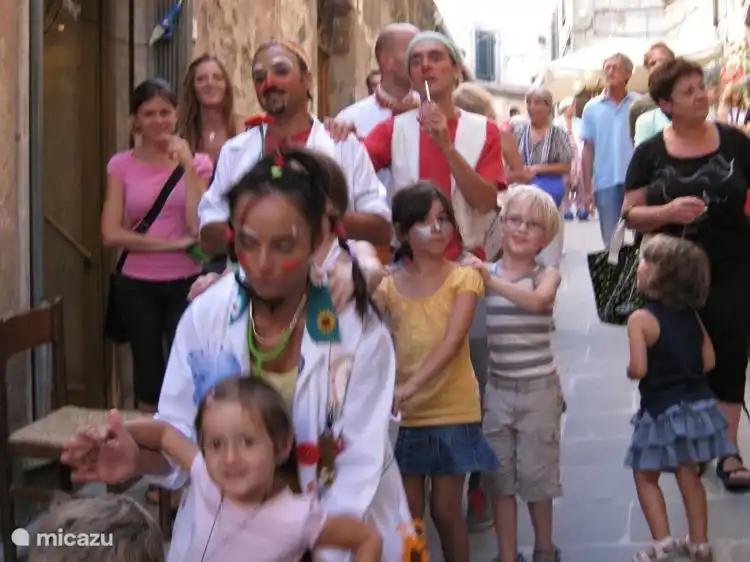 Sorano, Sommerfest mit Unterhaltung für Kinder, Kunst und Essen.