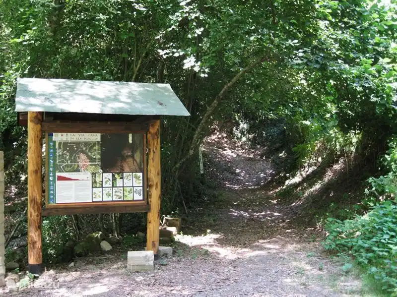Sorano, Via Cava: schöner Spaziergang durch diese alte Straße auf die andere Seite.