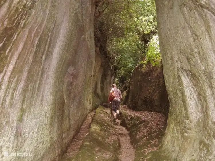 Sorano, Via Cava: schöner Spaziergang durch diese alte Straße auf die andere Seite.