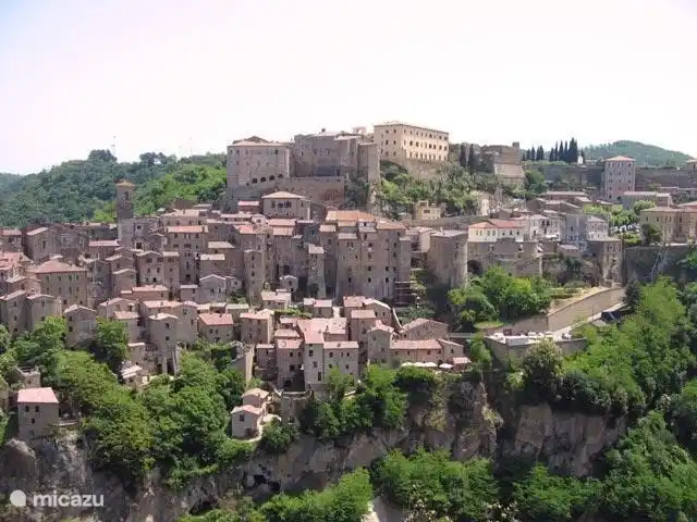 Sorano, umgeben von viel Grün
