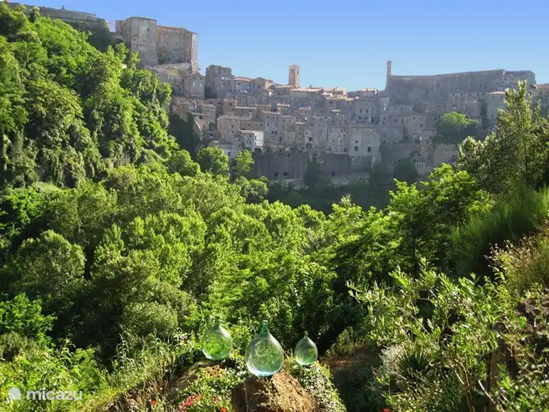 Sorano, von einer Zuteilung, wo eine Vernissage statt (mit Kunst und klassische Musik).