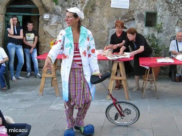 Sorano, Sommerfest mit Unterhaltung für Kinder, Kunst und Essen.