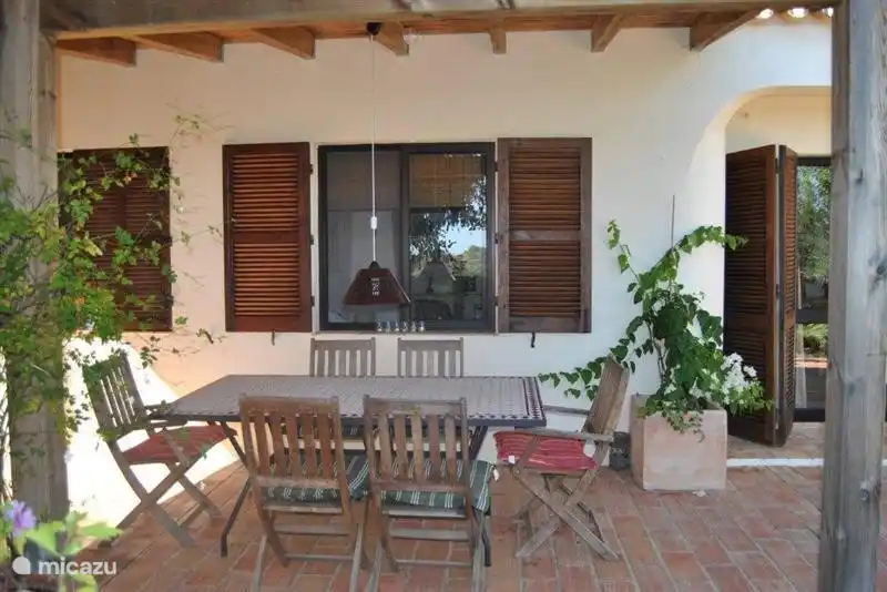 Picknicktisch unter der überdachten Terrasse auf der Südseite