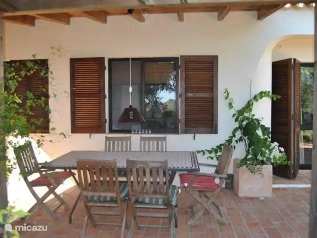 Mae Home en Portugal, Algarve, Quelfes - villa Mesa de picnic bajo la terraza cubierta del Sur