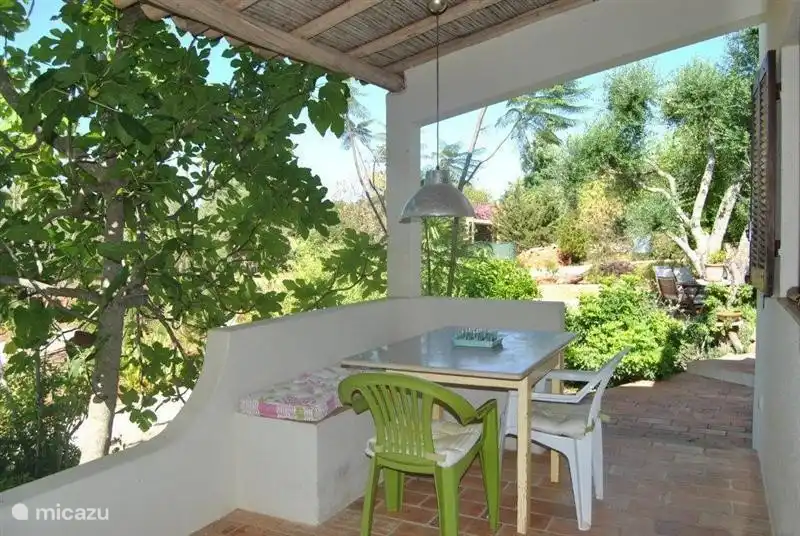 Überdachte Terrasse mit Frühstückstisch im Norden von der Küche