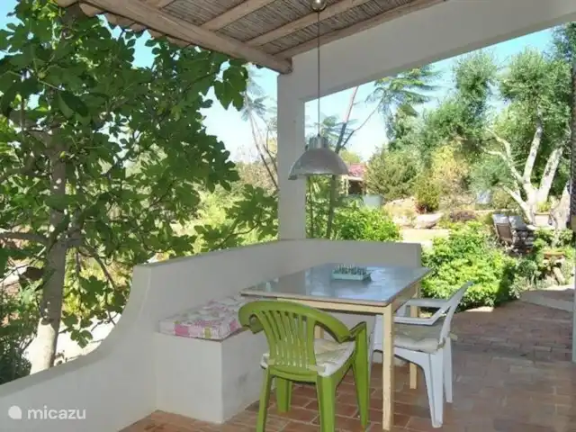 Mae Home en Portugal, Algarve, Quelfes - villa Terraza cubierta con mesa de desayuno en el norte cerca de la cocina