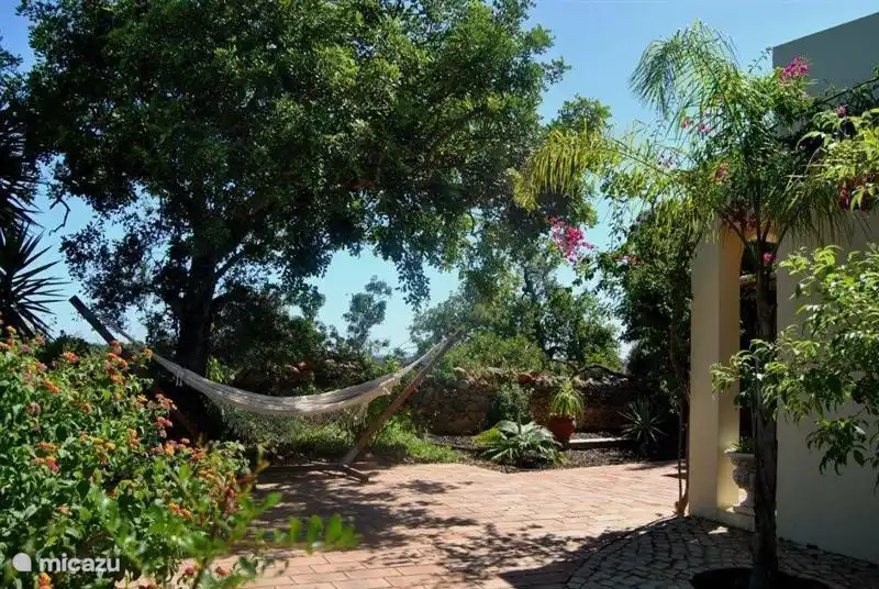 eingebauten Sitzen am Pool