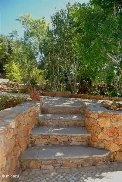 1. Stock Schlafzimmer mit 2 X langes Bett zusammen, en-suite Badezimmer mit Badewanne und schuifdueren zu einer überdachten Terrasse mit Sitzgelegenheiten