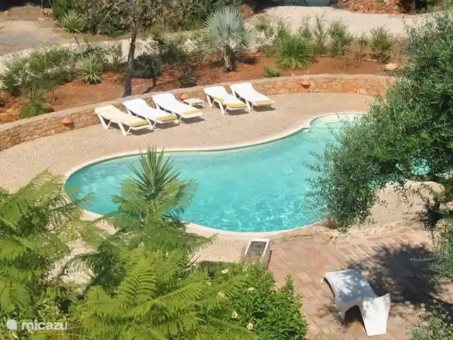 Mae Home en Portugal, Algarve, Quelfes - villa vista desde la terraza de la azotea en la piscina