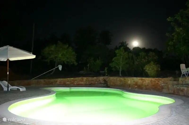 Decadent ... Gute Nacht Schwimmen in einem beleuchteten Badezimmer mit Vollmond
