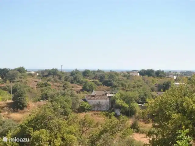 Mae Home en Portugal, Algarve, Quelfes - villa vista desde la terraza de la azotea hacia el sur con el mar de fondo