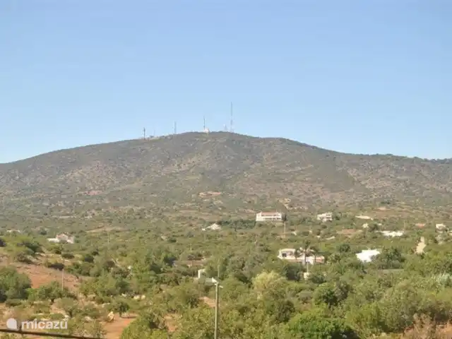 Mae Home en Portugal, Algarve, Quelfes - villa vista desde la terraza de la azotea hacia el norte con el Cerro São Miguel al fondo