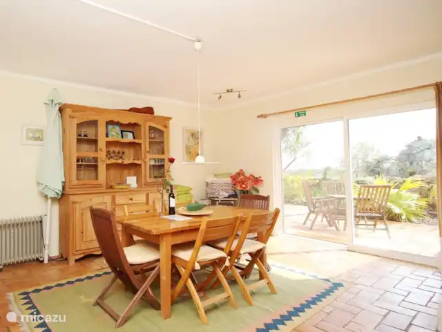 Mae Home en Portugal, Algarve, Quelfes - villa Comedor con puertas correderas a terraza parcialmente cubierta en el sur