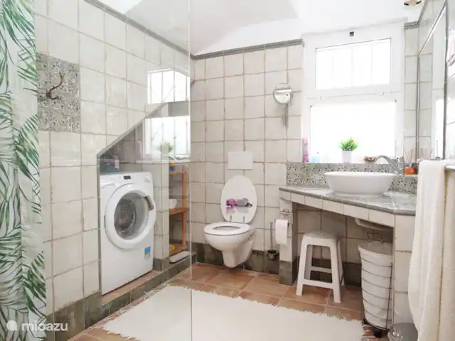 Mae Home en Portugal, Algarve, Quelfes - villa Baño con ducha y lavadora en la planta baja