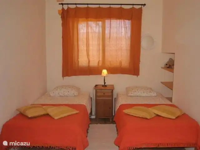 Mae Home en Portugal, Algarve, Quelfes - villa dormitorio en planta baja con puertas correderas a una terraza cubierta.